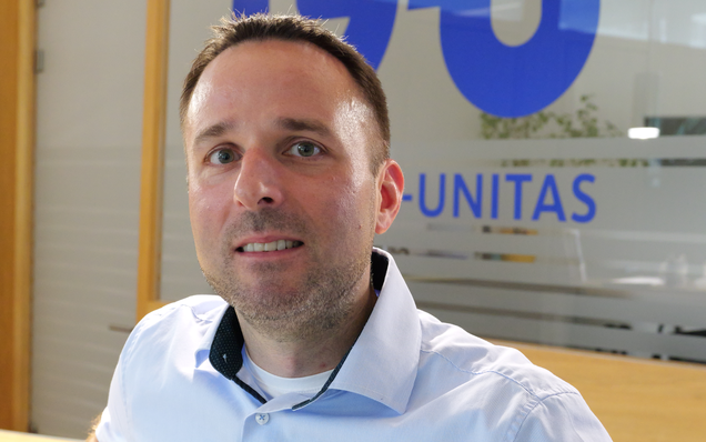AGENA Geschäftsführer Michael Krämer und Tim Rosenberger vor dem GU-Gebäude 