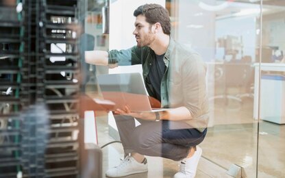 IT-Techniker wartet Server im Rechenzentrum