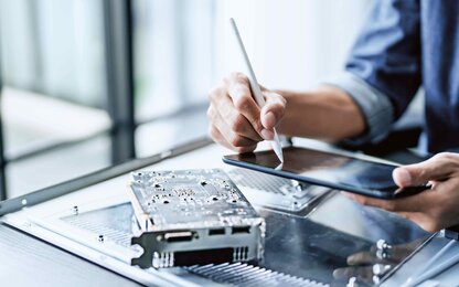 Techniker bei der Reparatur von Computern und Hardware