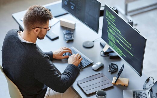Mann arbeitet am Computer mit Individualsoftware