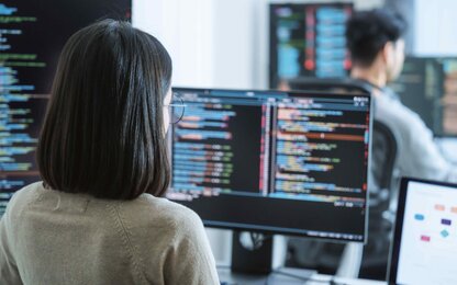 Programmiererin arbeitet mit Softwaredaten in modernem Büro