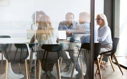 Mitarbeiter brainstormen und diskutieren gemeinsam Ideen in einer Besprechung